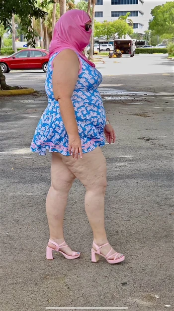 Big juicy ass milf white girl in mini dress showing off her thick curvy butt close up - ups public outdoor