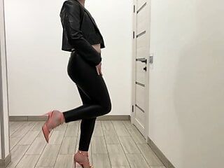 Kancelářská sekretářka tranny děvka v kožených hubených kalhotách