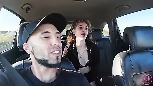 Kız tatilde arabada oynaşıyor