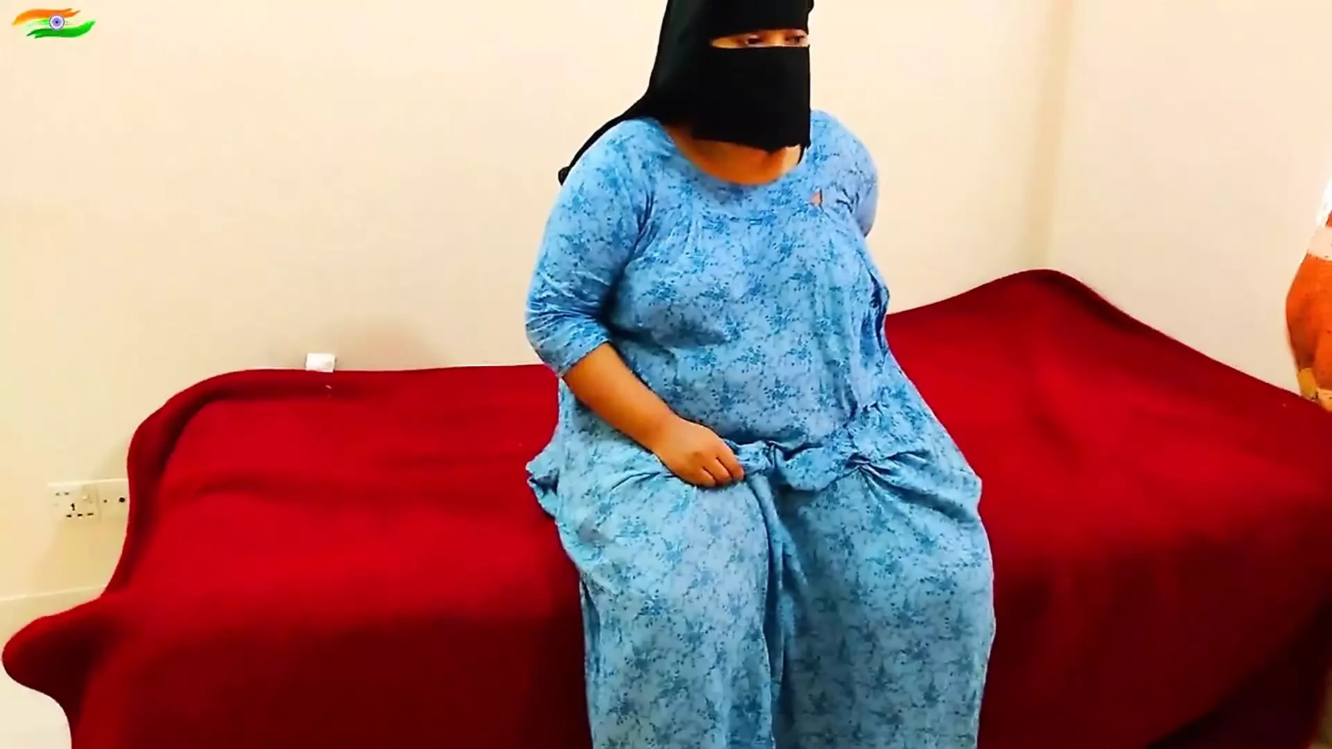 Jab ghar par nahin hote to hot chache