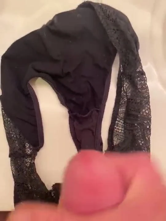 Papa fait jouir sa salope avec une culotte !