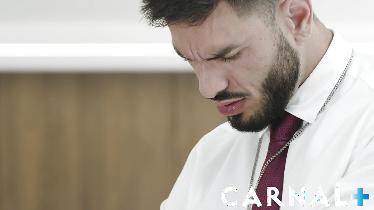 Staghomme - la obediente y caliente Milo Miles le da al santo sacerdote garganta profunda