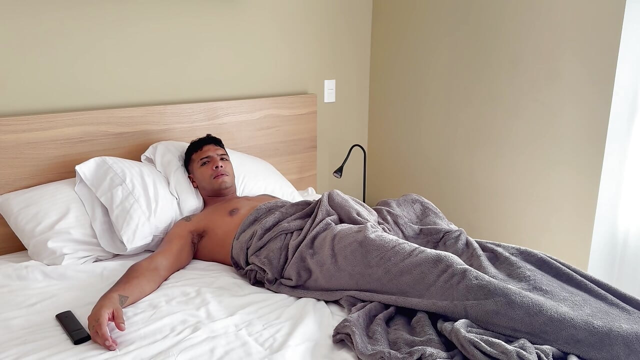 My best friend's stepmother found me alone in the room, I couldn't help but penetrate her