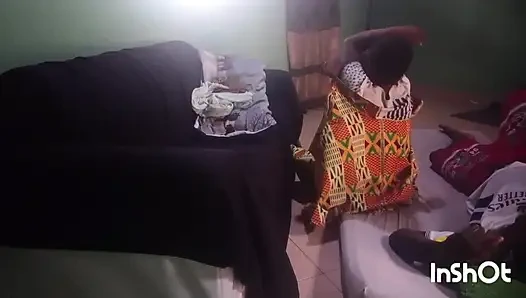 Я была одна дома, когда незнакомая девушка пришла, чтобы предложить мне секс