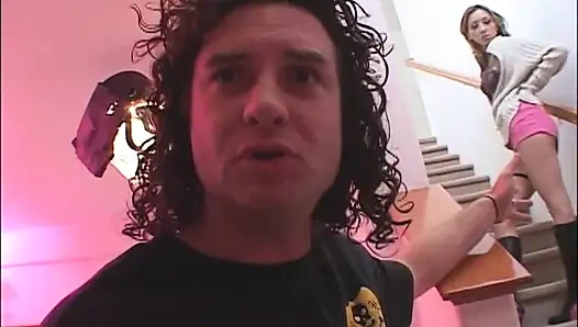 Aksi threesome hot gadis hot rambut pirang dengan toket besar dientot habis-habisan sama kontol besar