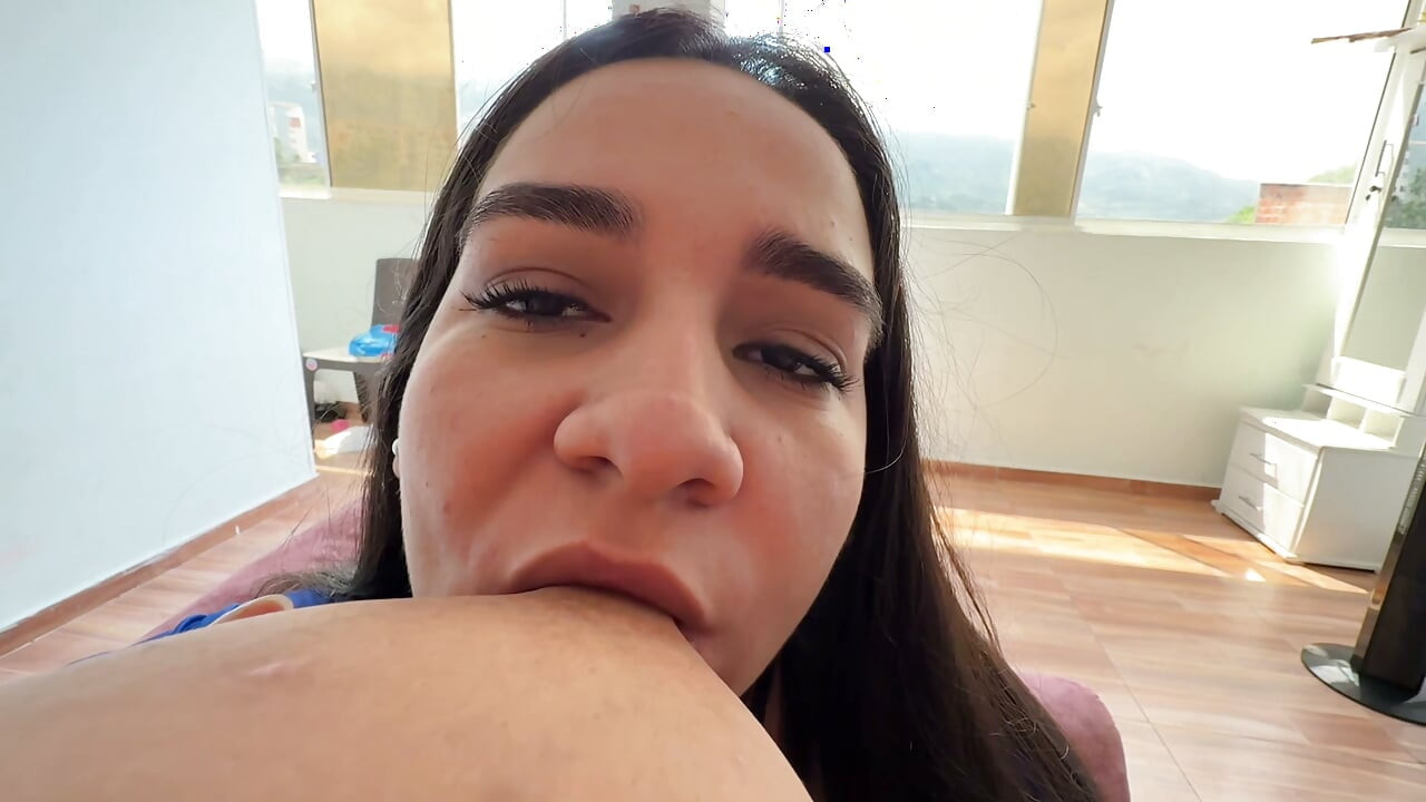 继妹的晨间诱惑：温柔的抚摸与色情的乳汁分享