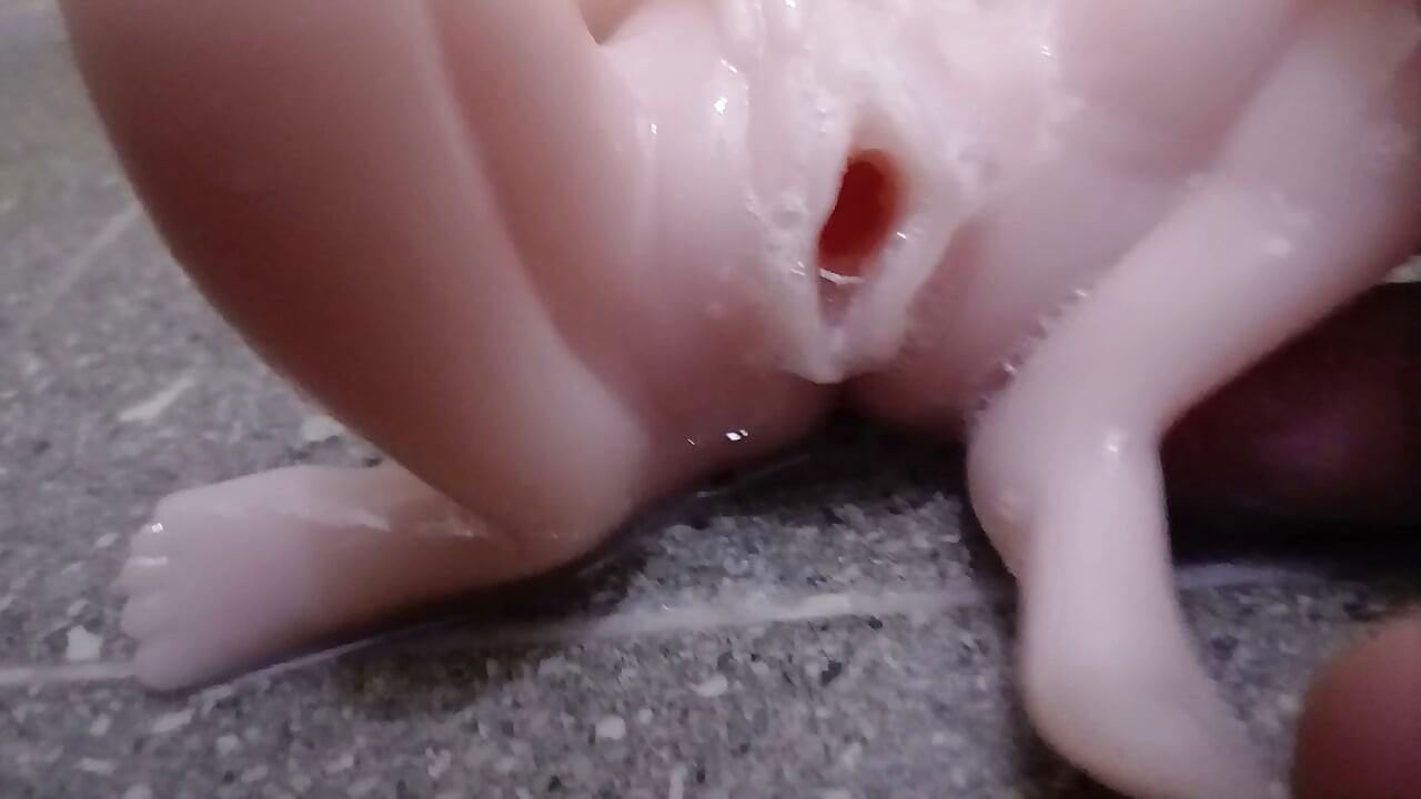 用最逼真的矽膠性愛娃娃，以傳教士姿勢插入！