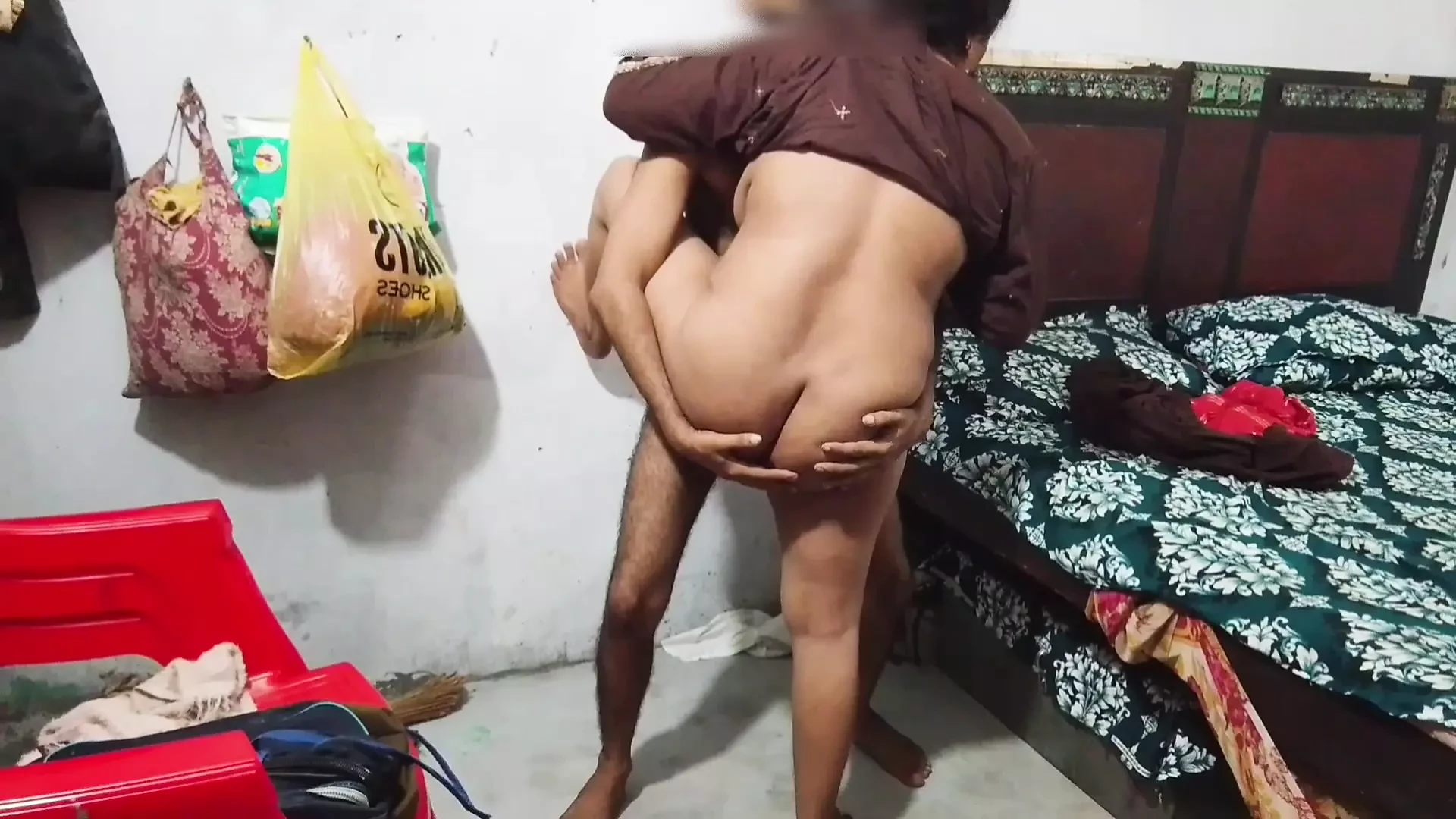 继妹向继兄弟提供性爱，继兄弟甚至不介意，并开始与继妹发生性关系 AI 通知