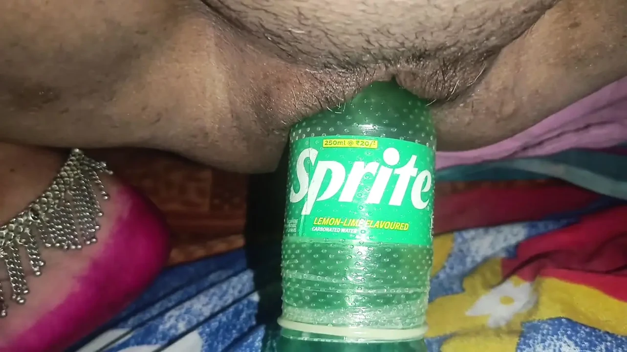 Desi Bhabhi ke choot me Bottel