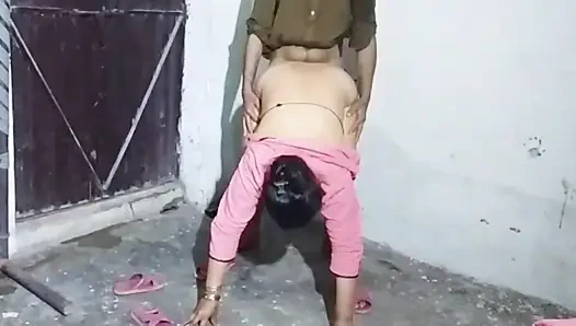 Güzel genç Hintli ateşli seks kızı olgun erkek dölle hils xxx yarağı desis ıslak vajinasına sokuyor