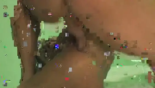 Сексуальная блондинка-шлюшка с отличными сиськами сосет член и скачет на хуе в зелени