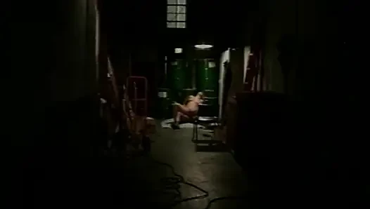 Baştan çıkarıcı sarışın hatun yüzüne boşalana kadar azgın gardiyanla sikişiyor