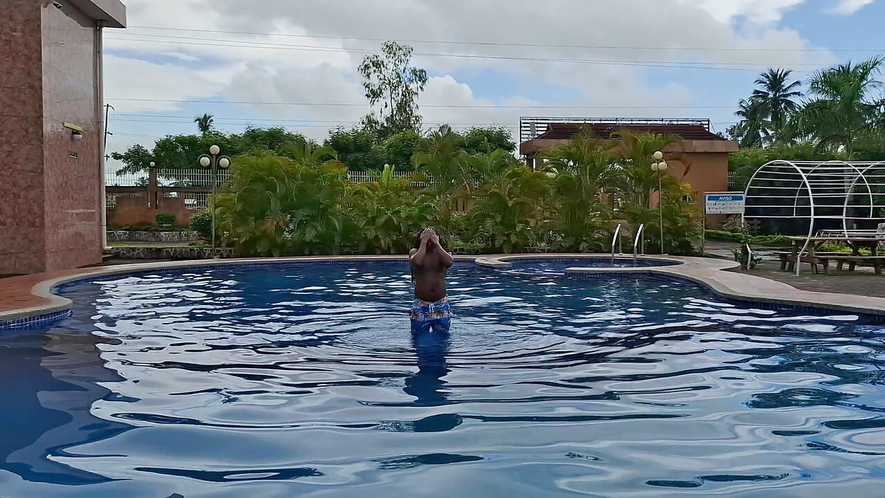 Cewek sange ini dientot habis-habisan sampai orgasme dua kali di kolam renang