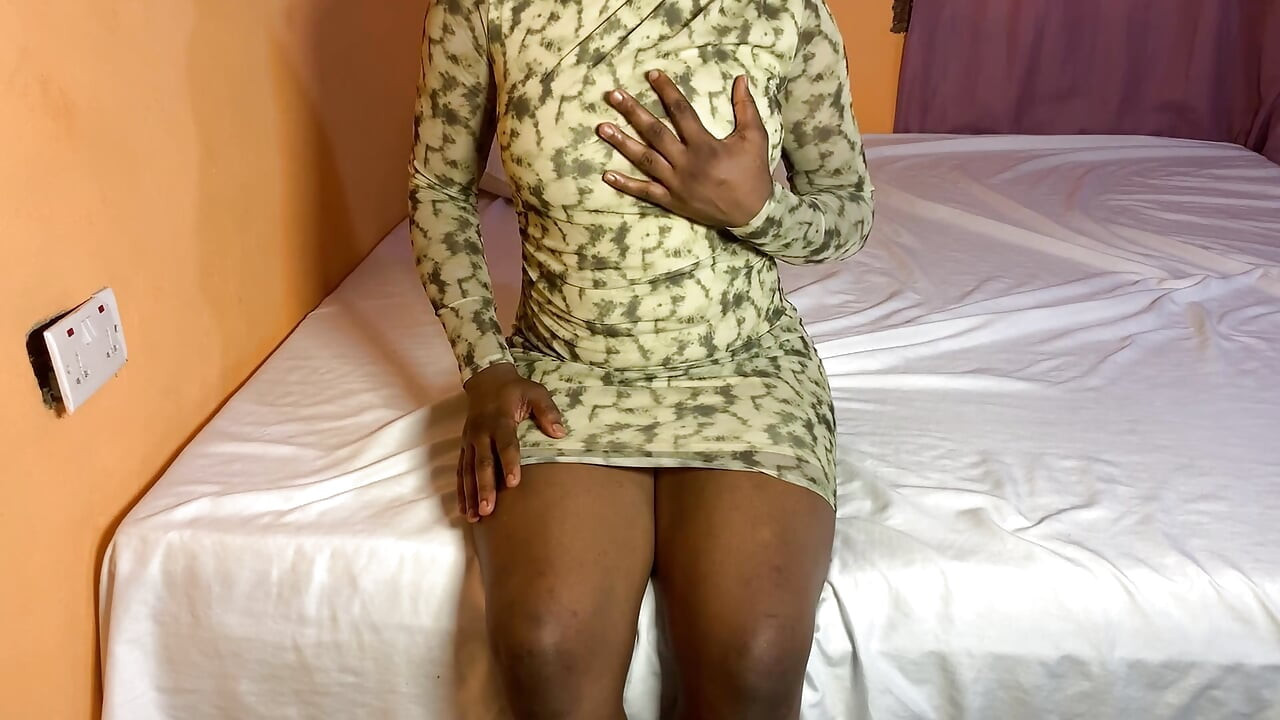 Afrikansk 18-årig teenager viser sin sexede krop til sugar stepdaddy og bliver kneppet