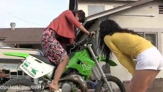Meiden die motorfiets aanzwengelen hd