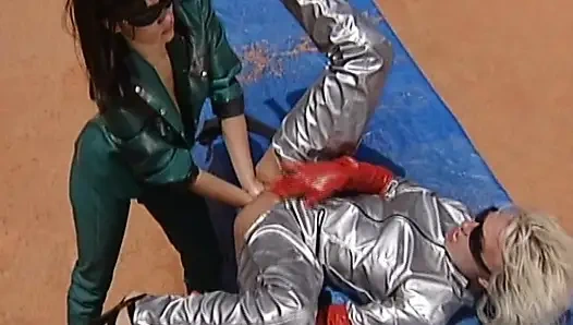 Fisting seks anal foursome di lapangan tenis sama boneka jerman yang menawan