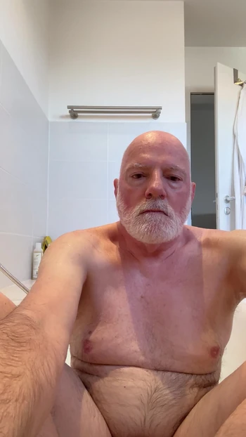 bearstgt bathtube wet and horny showing all