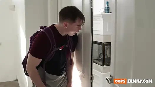 Orta yaşlı seksi üvey anne ve arkadaşı duş pornosu! Boşalma ve yam büyüklüğünde memeler!
