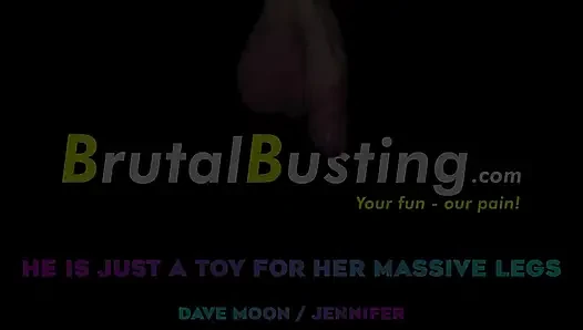 Es ist nur ein Spielzeug für ihre riesigen Beine! Verrückte Tritte in seine verdammten Hoden! - Dave Moon – Jennifer – Bbusting