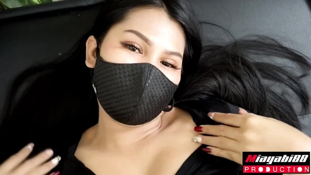 性感的泰国亚洲黑人面具舔她的阴户，然后狠狠地操她