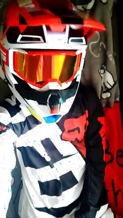 Twink sexy în Mxgear și Mxhelmet Masturbare