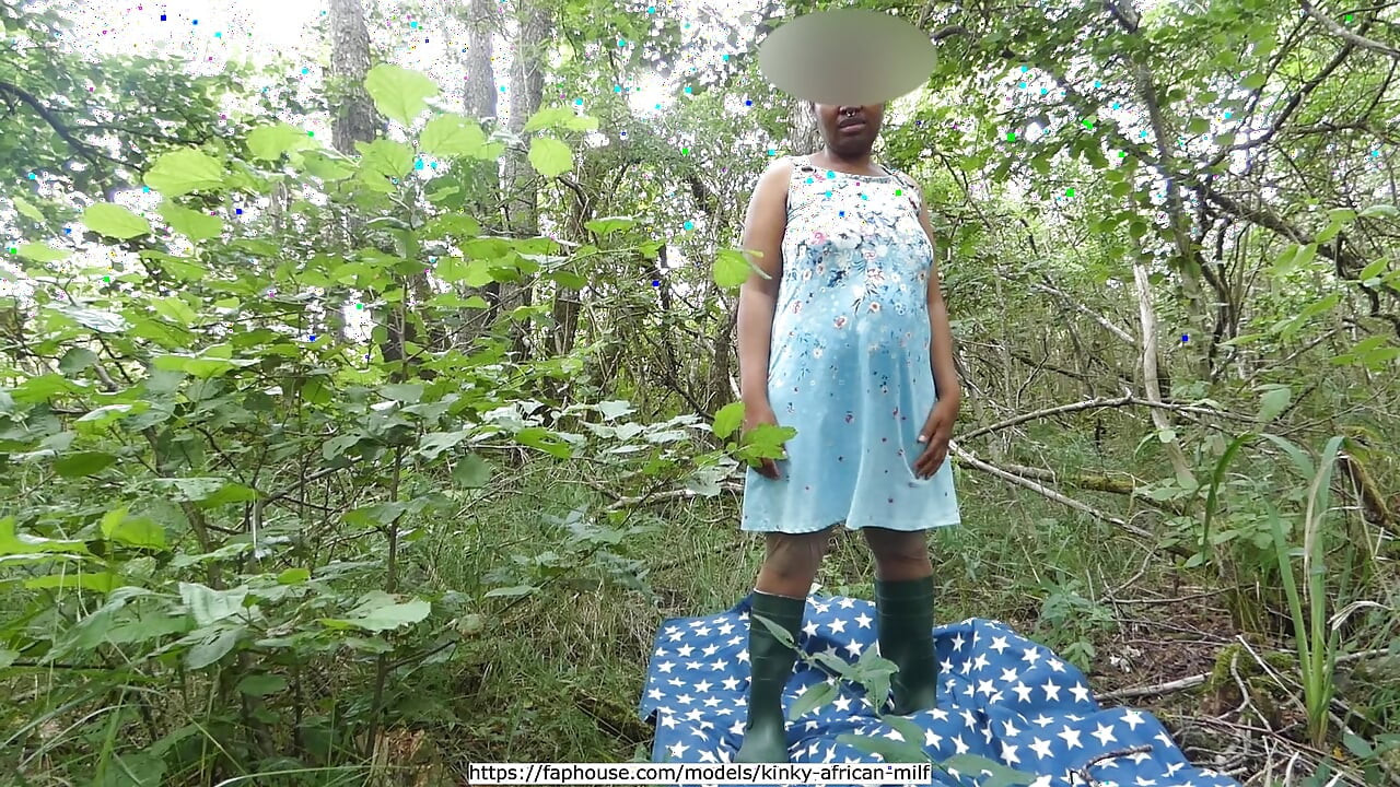 Com uma coleira de cachorro na floresta