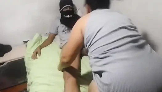 Erkek arkadaşı işteyken büyük memeli komşumu sikiyorum