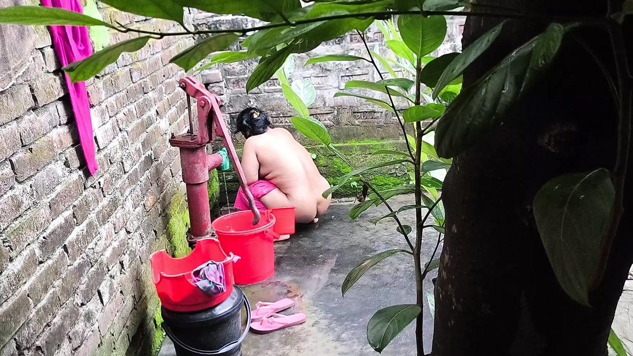 我看到我的阿姨在我拥抱和操屁股后要洗澡