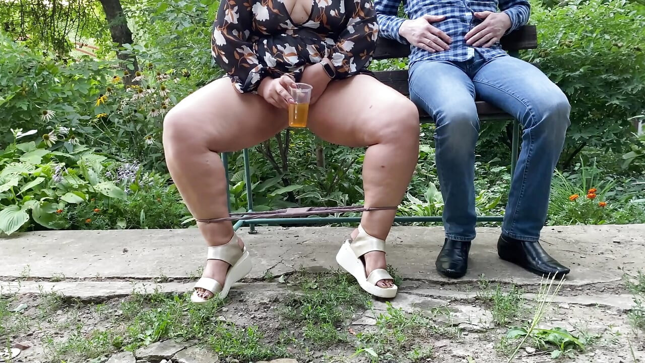 Lass es uns versuchen! Erfrischend heißes getränk aus der rasierten muschi einer reifen milf.