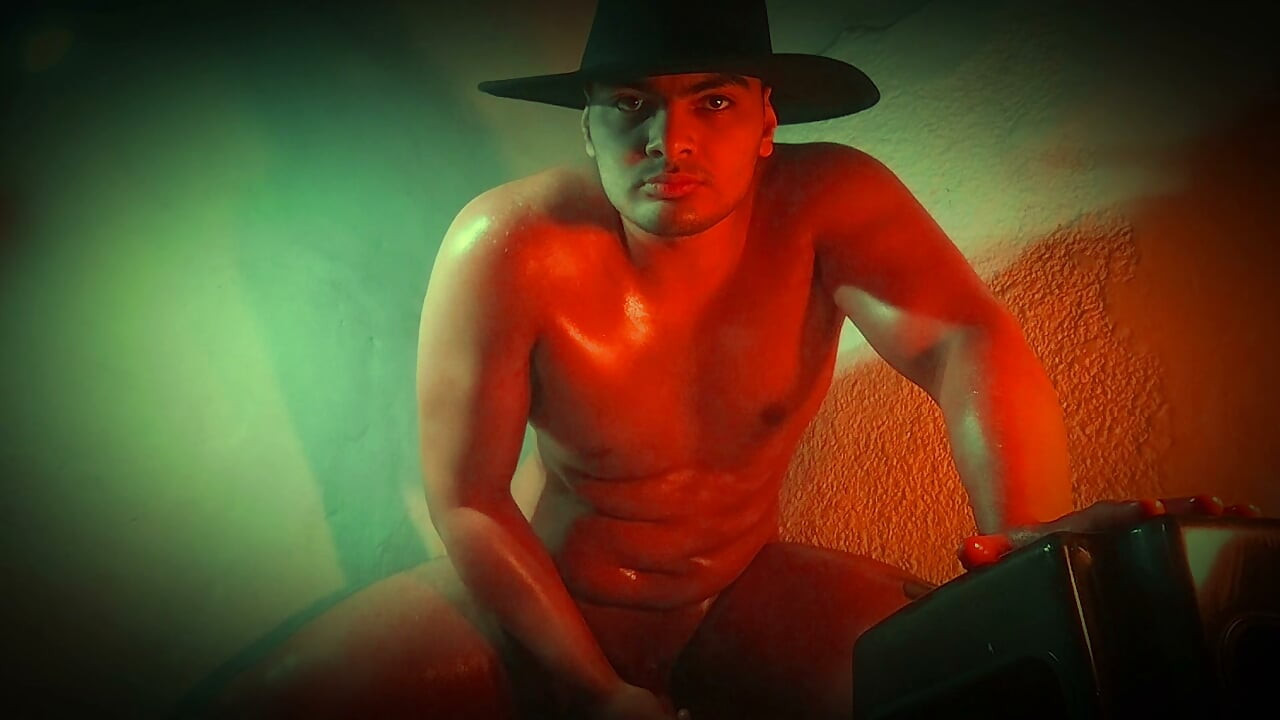 Masturbation of an 18 centimeter penis with the entire muscular body oiled - Cristopher Rebellato Alexis