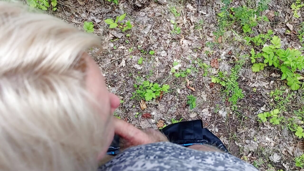 Teściowa ssie mojego penisa w publicznym parku i połyka gorącą spermę