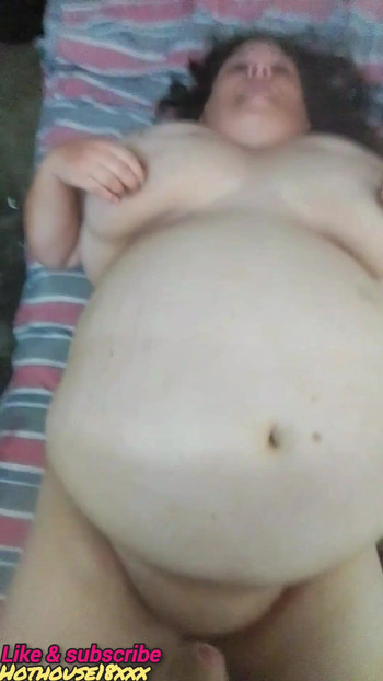 Mächtiger moment aus "Stiefmutter fingert fette muschi auf dem Bett, zeigt ihre kurven, schmutzigen sohlen, füße & er doggystyle ihre muschi"