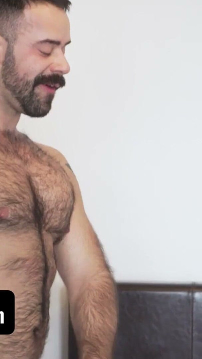 Pai esquisito - padrasto peludo Teddy Torres confessa que fica excitado cheirando a calcinha gostosa de seu enteado na cama | Clipe 2