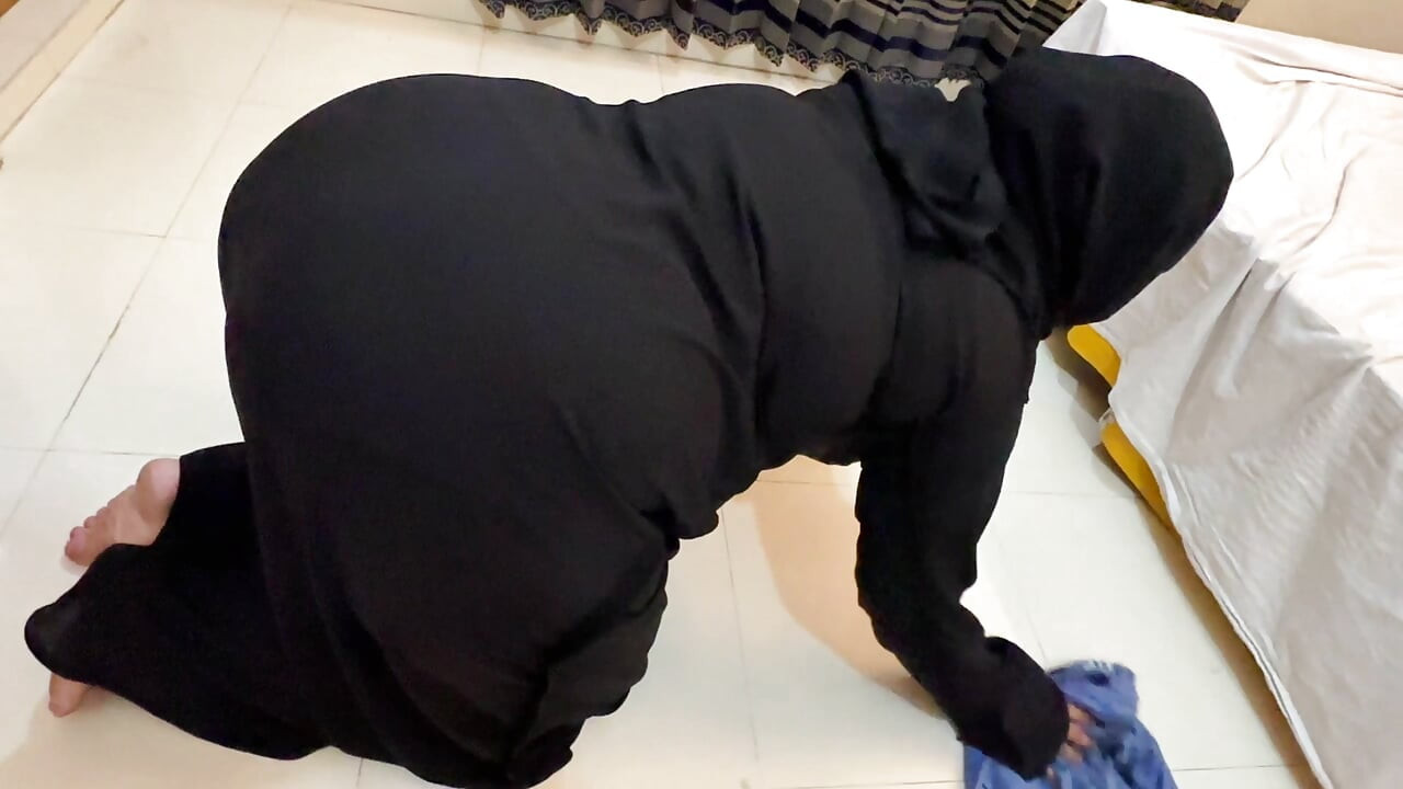 침대에서 청소할 때 갇힌 아랍 핫한 하녀 - Abaya Niqab & 팬티 입은 큰 엉덩이 히잡 소녀