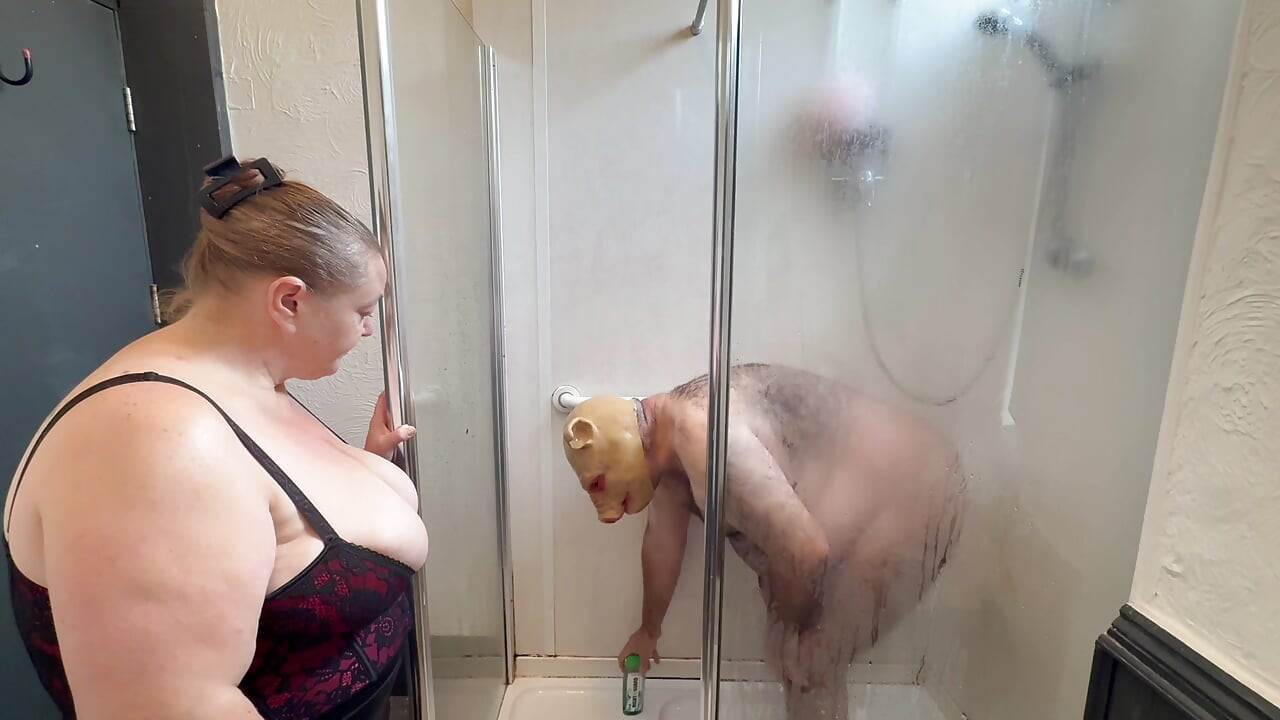 Domina satana und satanas piggy in der dusche.