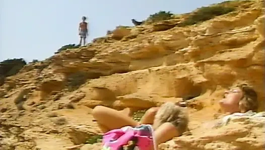 Ateşli Alman sürtükler plajda yarak ve sperm paylaşıyor