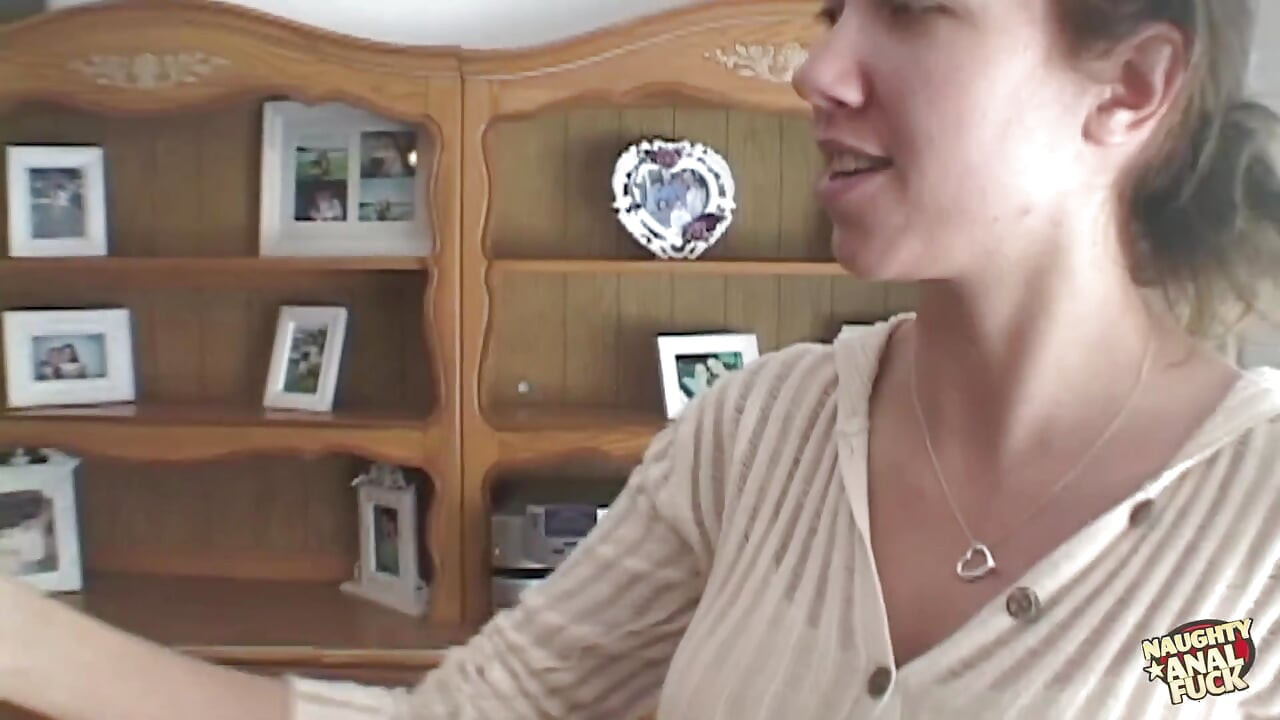 Freddie Elle ist diese neue hure, die dieses süße analficken auf der couch liebt