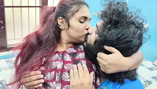 Ciuman romantis pasangan panas