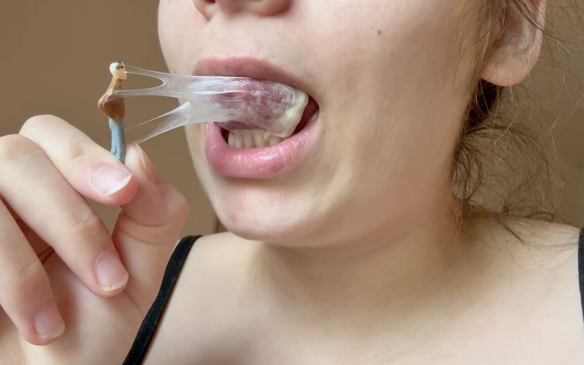 Dev götlü üvey anne minik eski kocasını sakızdan yapılmış bir tuzakta tuzağa düşürüyor; Çiğniyor, baloncuk yalıyor,