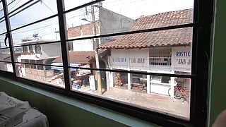 Tragando semen por la mañana justo al lado de la ventana de la calle