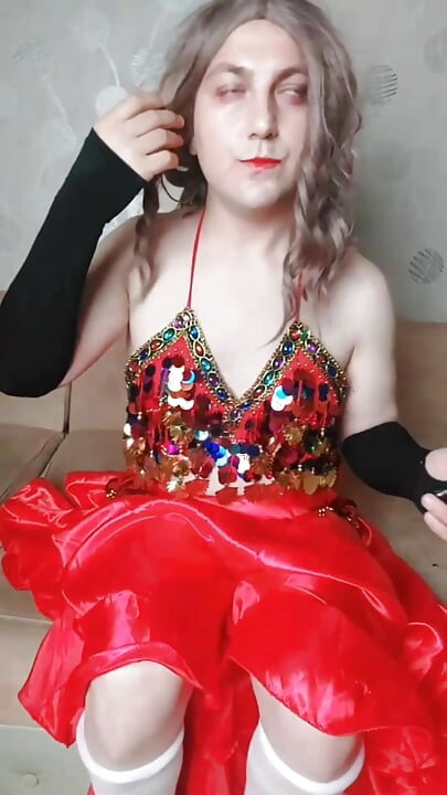 Kırmızı baştan çıkarıcı elbiseli göbek dansçısı kadın