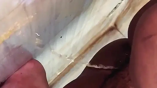 Bekar iri güzel ateşli kız seksten sonra umumi tuvalete işiyor - kıllı büyük amcık