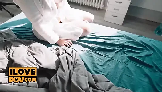 Ciuman kontol dan kaki cewek nakal ini dientot habis-habisan - pov