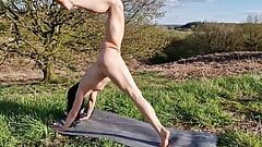 Exercice de yoga à poil à l’extérieur