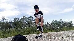 O jovem fofo Jon Arteen usa roupa preta da Adidas, mostra sua cueca, anda jogando bola livre, se masturbando em seu short curto, gozando ao