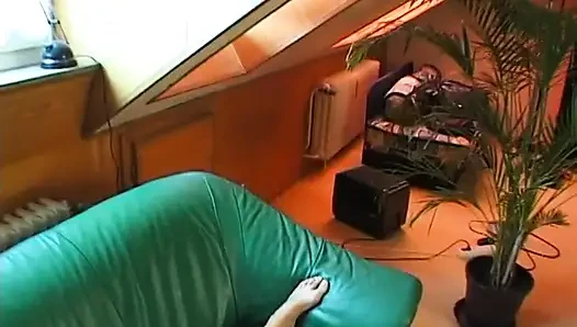 Minyon sürtük yarak emmeyi ve ateşli spermin tadına bakmayı seviyor