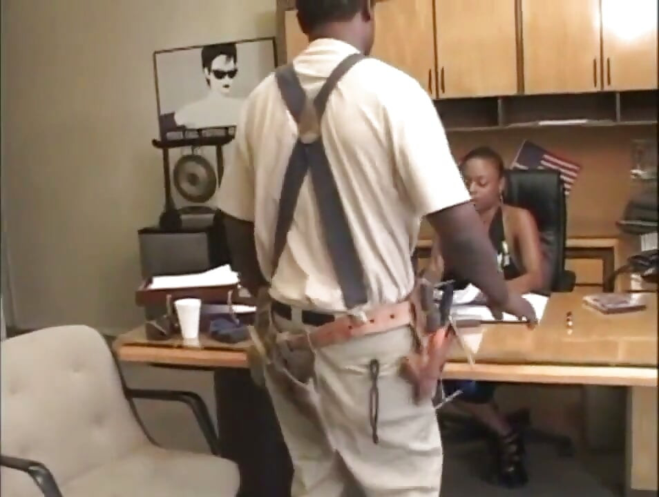 Gros seins, une lesbienne noire se fait lécher la chatte dans un trio, baise de chatte... Éjaculation dans la bouche