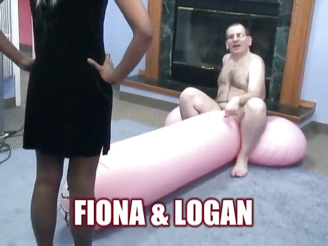 Η μαύρη σκύλα η Fiona πιπίζει τον Logan