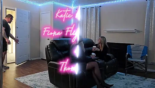 Uçuş görevlisi orta yaşlı seksi kadın arkadaşının kocasının onu doğurmasını istiyor!