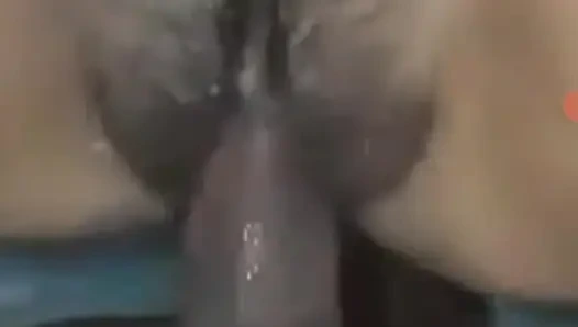 O kadar çok fışkırtıyor ki yarağımdan aldığı his için vücudunu kıkırdatıyor